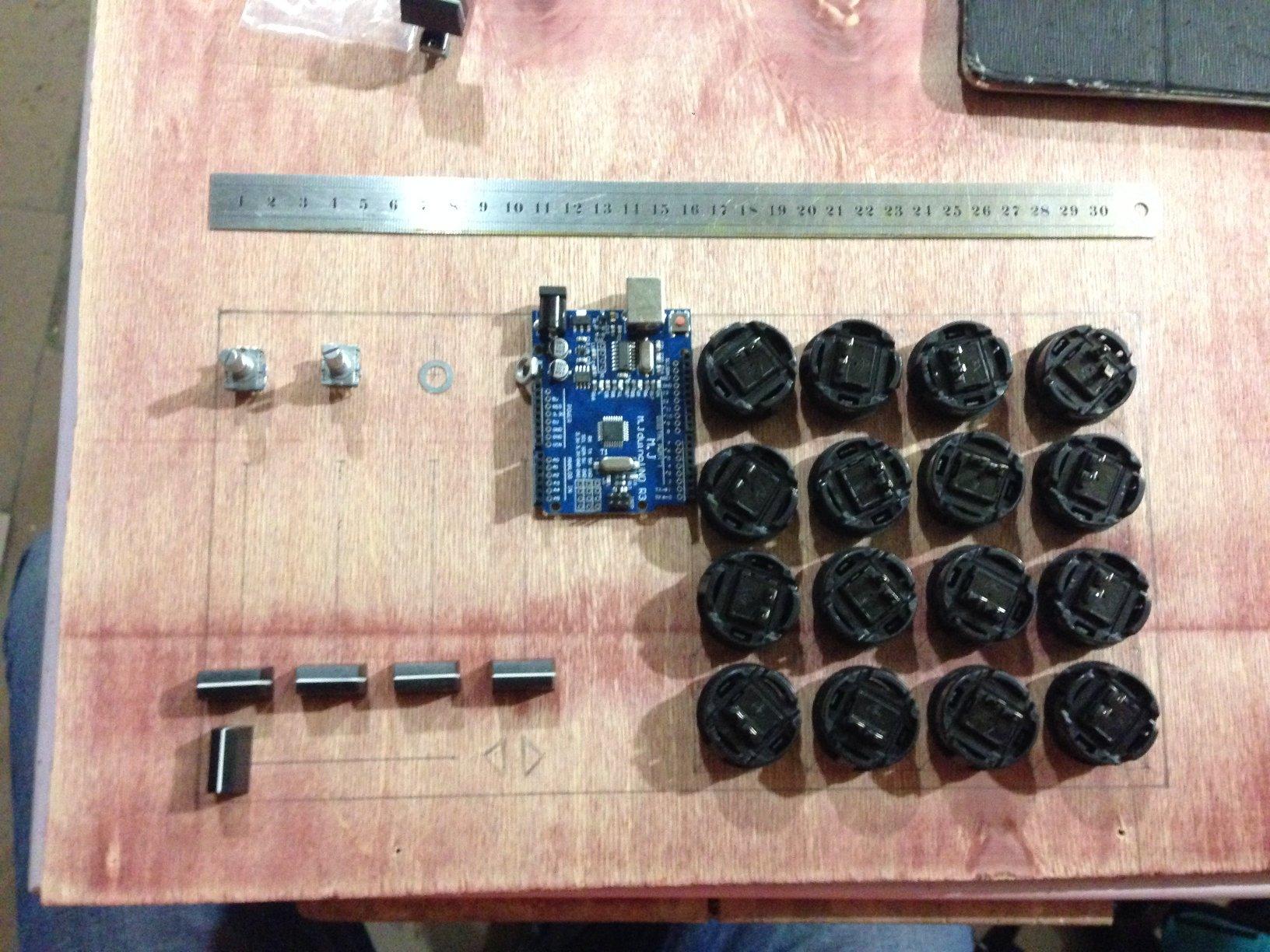 Максим проектирует корпус MIDI-контроллера