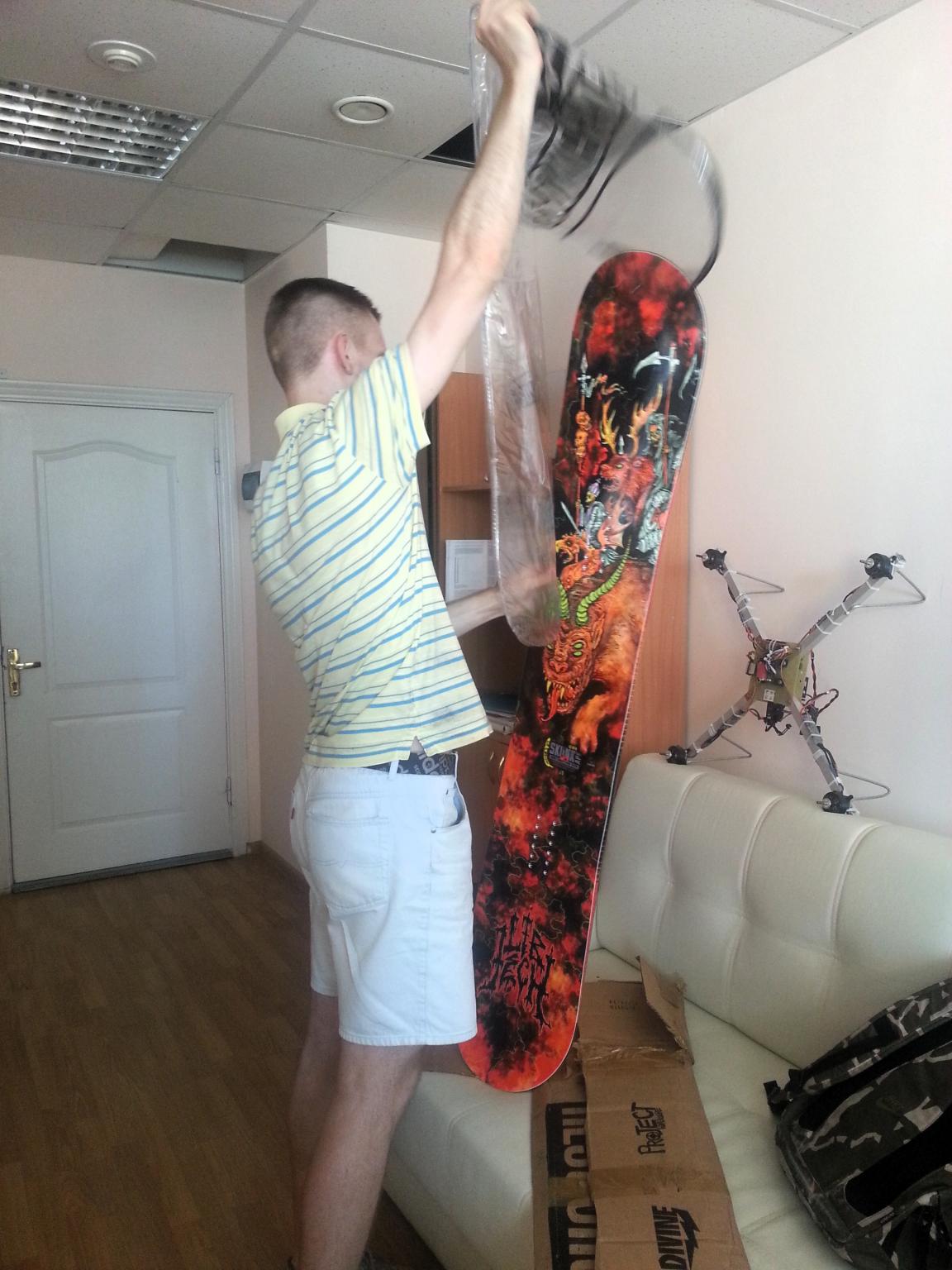 Влад распаковывает свой новый сноуборд