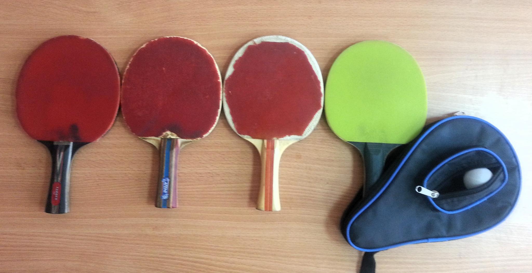 Ракетки для настольного тенниса на столе
