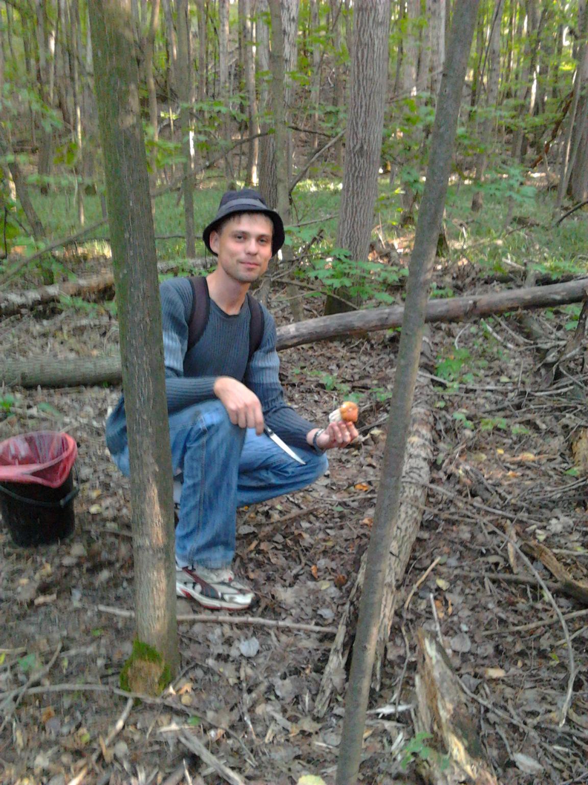 Ира и Дима собирают грибы