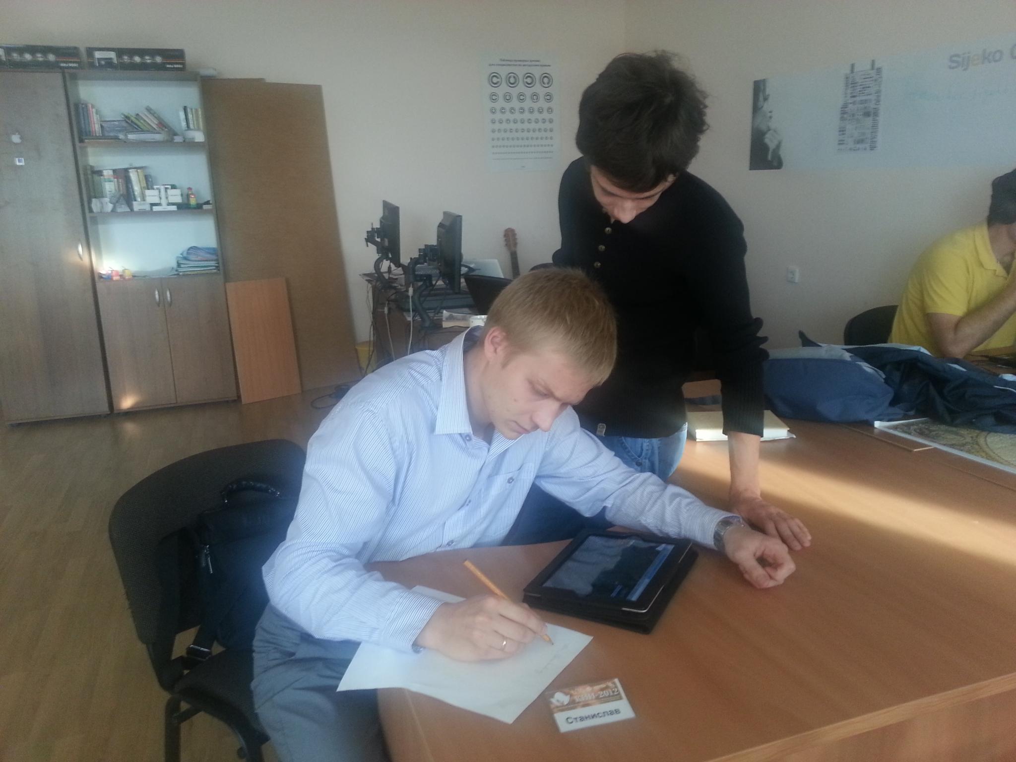 Никита и Илья проверяют виртуальный тур на Айпаде