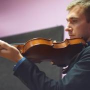 Разработчик Сергей берёт уроки игры на скрипке